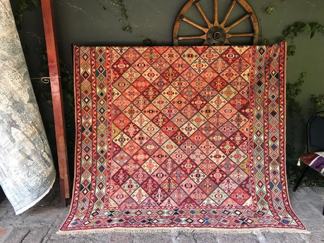 Alfombras de Estambul están hechas a mano con alfombras turcas y alfombras turcas con las clásicas alfombras de seda de Anatolia, alfombras con motivos de Anatolia, rahrah y opciones de bambú. 